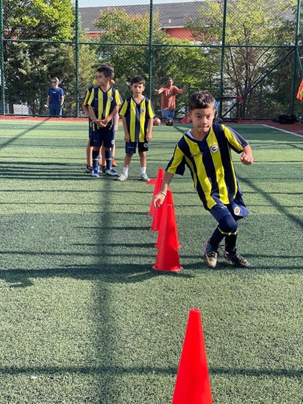 Fenerbahçe Futbol Okulu - Etimesgut - 7. Fotoğraf Fenerbahçe Futbol Okulu - Etimesgut - 7. Fotoğraf